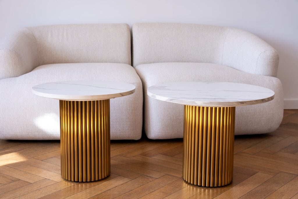 Couchtisch Afinia Shell Gold – gesinterter Quarz